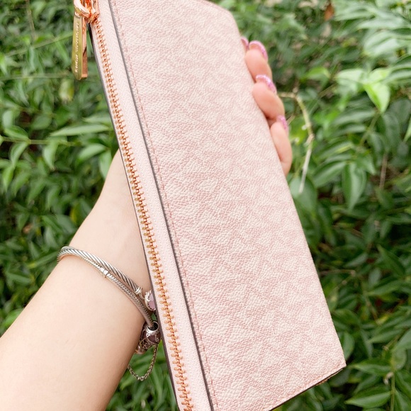 ‼️SALE‼️ 👜💕- Michael Kors Large Tote + Wallet - Picture 7 of 8